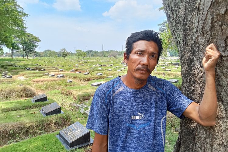 Mimpi Penjaga Makam Tegal Alur Jadi Petugas PJLP Tersandung Syarat Pendidikan