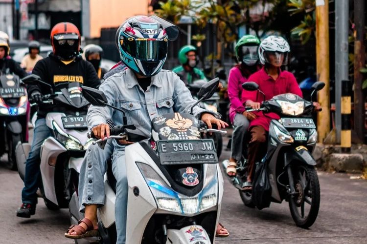 Lima lady bikers anggota Yamaha Lexi Club Indonesia (YLCI) melakukan touring gabungan menuju Bali. 