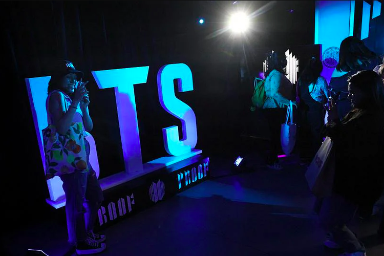 Pameran album baru BTS di pop up store, New York