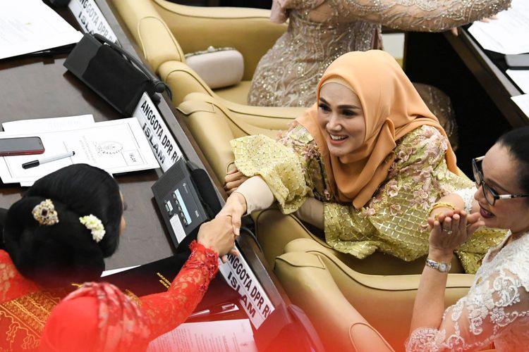 Anggota Dewan Perwakilan Rakyat (DPR) periode 2019-2024 yang juga artis Mulan Jameela (kedua kanan) berjabat tangan dengan rekan sejawatnya disela pelantikan di Ruang Rapat Paripurna, Kompleks Parlemen, Senayan, Jakarta, Selasa (1/10/2019). Sebanyak 575 anggota DPR terpilih dan 136 orang anggota DPD terpilih diambil sumpahnya pada pelantikan tersebut.