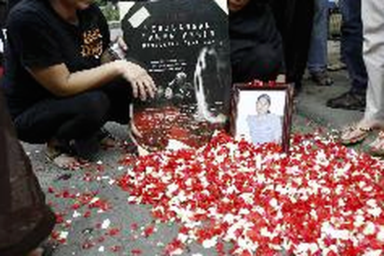 Keluarga Yap Yun Hap, korban tragedi Semanggi II, hadir dalam peringatan delapan tahun tragedi itu di sekitar Universitas Atma Jaya Jakarta, Sabtu (22/9). Dalam peringatan itu, keluarga korban antara lain meminta DPR dan pemerintah berhenti memolitisasi pelanggaran HAM di Tanah Air.