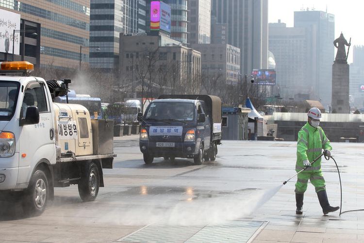 Petugas mendisinfeksi jalan utama di alun-alun Gwanghwamun di Seoul, Korea Selatan, 20 Februari 2020 EPA-EFE/KIM CHUL-SOO