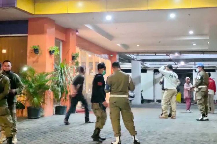 Sejumlah anggota Satpol PP Kota Surabaya saat melakukan penggrebekan terhadap oknum anggota yang diduga berselingkuh di salah satu hotel di Surabaya, Jumat (16/4/2021) malam.