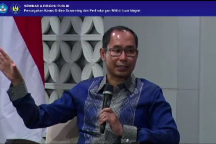 Direktur Perlindungan WNI dan BHI Kementerian Luar Negeri (Kemenlu), Judha Nugraha menjelaskan modus-modus online scam di Universitas Negeri Yogyakarta, Daerah Istimewa Yogyakarta, pada 21/7/2023).(