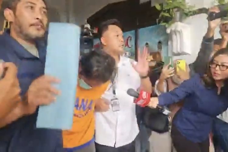Polda Jatim Gelar Prarekonstruksi Pembunuhan Istri Siri dan Anak di Madiun, Tersangka DBM Dihujat Warga
