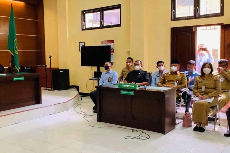 Bupati Kebumen Arif Sugiyanto (memakai peci) hadir langsung dalam persidangan di Pengadilan Negeri Kebumen, Jawa Tengah, Selasa (8/3/2022).