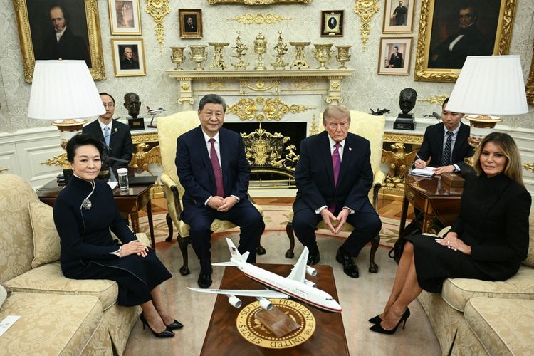 Xi Jinping Tertawa Lihat Trump Ganti Foto Joe Biden dengan Pulpen