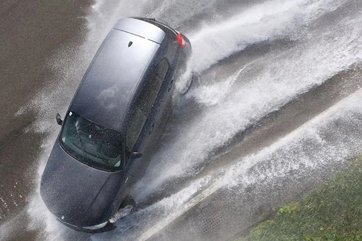 Aquaplaning merupakan risiko yang mengintai pengendara saat berkendara di musim hujan.