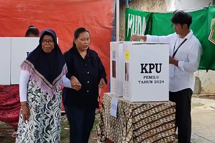 Sejumlah warga memberikan suaranya pada Mekanisme Pemungutan Suara Ulang (PSU) di TPS 03 Desa Tugu Kecamatan Lelea, Kabupaten Indramayu pada Rabu (21/2/2024) siang.