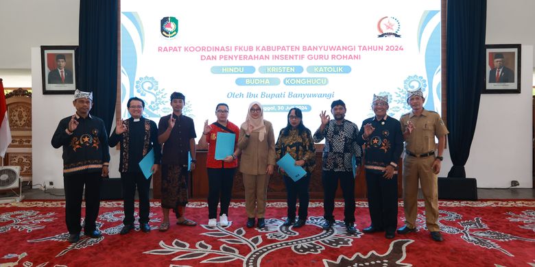 Bupati Banyuwangi Ipuk Fiestiandani berfoto bersama para guru agama di lembaga-lembaga pendidikan non-formal keagamaan yang menerima insentif guru agama di Pendopo Shaba Swagata Blambangan, Selasa (30/7/2024).