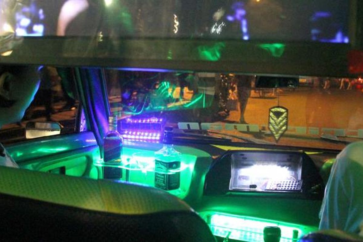 Interior sebuah Angkutan Kota di Manado. Untuk menarik penumpang para pemilik Angkot memodifikasi mobil mereka seindah mungkin.