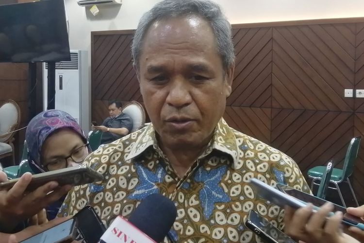 Wakil Ketua Umum Partai Demokrat Benny K Harman memberikan keterangan kepada wartawan di Kompleks Parlemen, Jakarta, Selasa (19/7/2022).