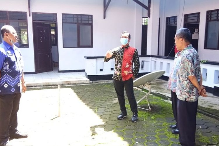 Bupati Batang Jawa Tengah Wihaji di dampingi Kepala Dinas Kesehatan Batang dr Mukhlasin dan Kepala Dinas Pariwisata Pemuda dan Olahraga Wahyu Budi Santoso mengunjungi Mes Persibat Batang yang rencananya sebagai Rumah Sakit Darurat, Kamis (26/3/2020).