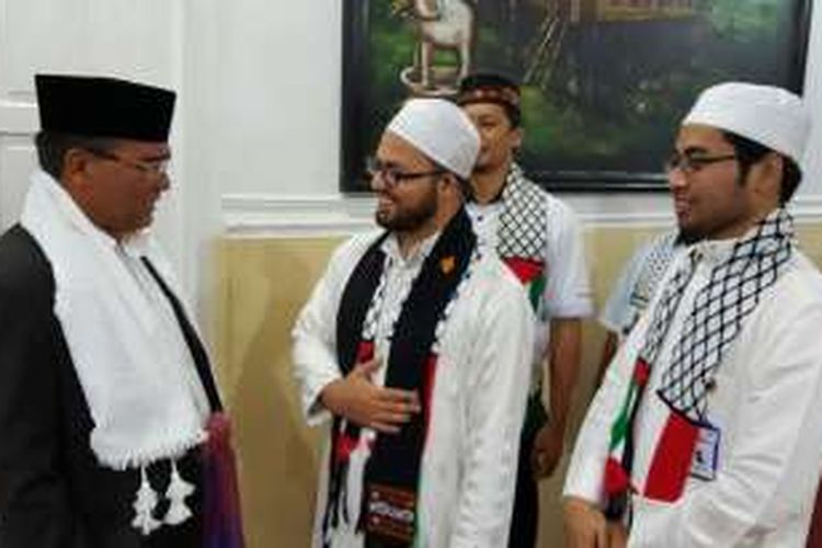 Bupati Aceh Tengah, Nasaruddin saat bertemu dengan sejumlah tamu dari Palestina di Takengon, Jum'at (9/6/2016). 