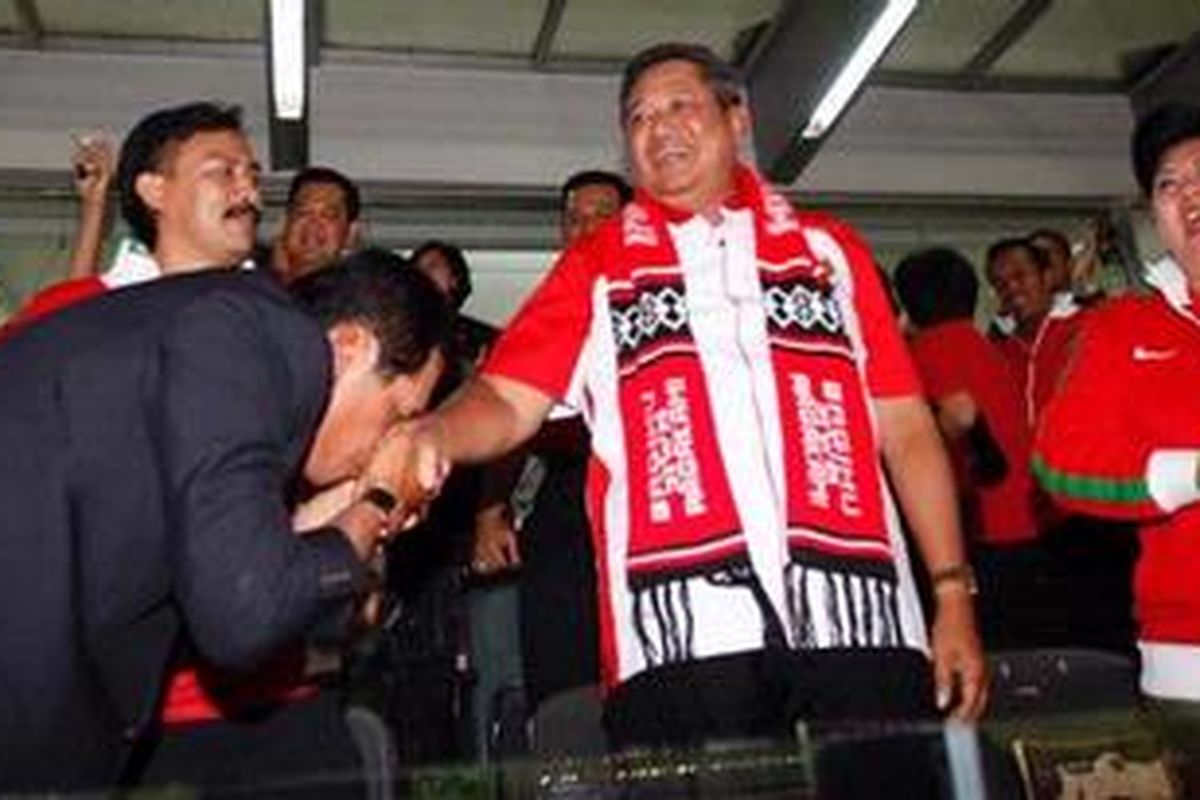Presiden Susilo Bambang Yudhoyono menerima ciuman tangan dari Ketua PSSI Nurdin Halid usai kemenangan tim nasional Indonesia atas Filipina di Stadion Gelora Bung Karno, senayan Jakarta. Minggu malam (19/12/2010).