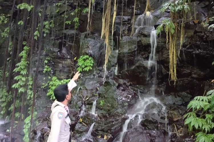 Tebing di Air Terjun Aling-aling Desa Sambangan, Kecamatan Sukasada, Kabupaten Buleleng, Provinsi Bali, lokasi korban terpeleset dan tertimpa batu hingga terluka parah 