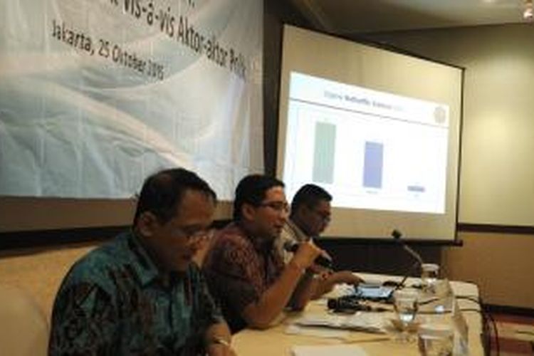 Peneliti CSIS J Kristiadi, Philips J Vermonte, dan Arya Fernandez (kiri-kanan) menjelaskan hasil survei CSIS dalam jumpa pers di Jakarta, Minggu (25/10/2015).