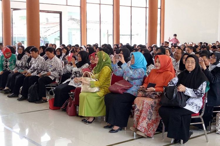 Sejumlah kepala sekolah tingkat dasar di Kota Malang saat dikumpulkan oleh Wali Kota Malang, Jumat (5/5/2017).