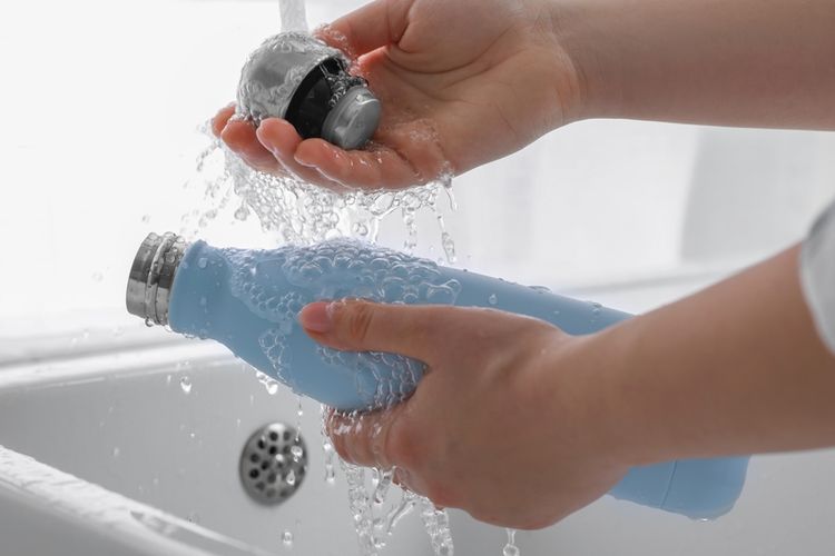 Mencuci peralatan makan hingga bersih sebelum digunakan adalah salah satu cara mencegah hepatitis A.