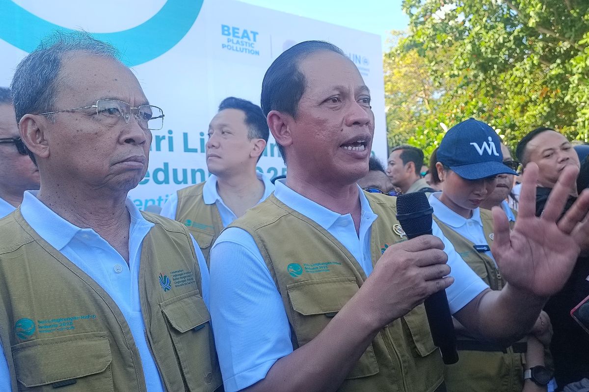 Gubernur Bali Wayan Koster saat mendampingi menteri Lingkugan Hidup, Hanif Faisol Nurofiq dalam acara Hari Lingkungan Hidup Sedunia 2025 di Pantai Kuta, Kabupaten Badung, Bali, pada Kamis (5/5/2025). KOMPAS.com/ Yohanes Valdi Seriang Ginta
