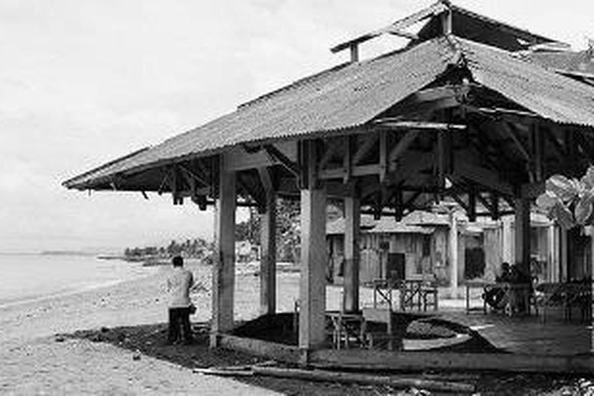 Pendopo di Pantai Padang, Sumatera Barat, tidak terawat sehingga mengganggu pemandangan di tepi pantai, Jumat (17/10). Pantai Padang merupakan obyek wisata unggulan Padang. Pemkot Padang menargetkan penataan Pantai Padang sampai akhir 2008.  