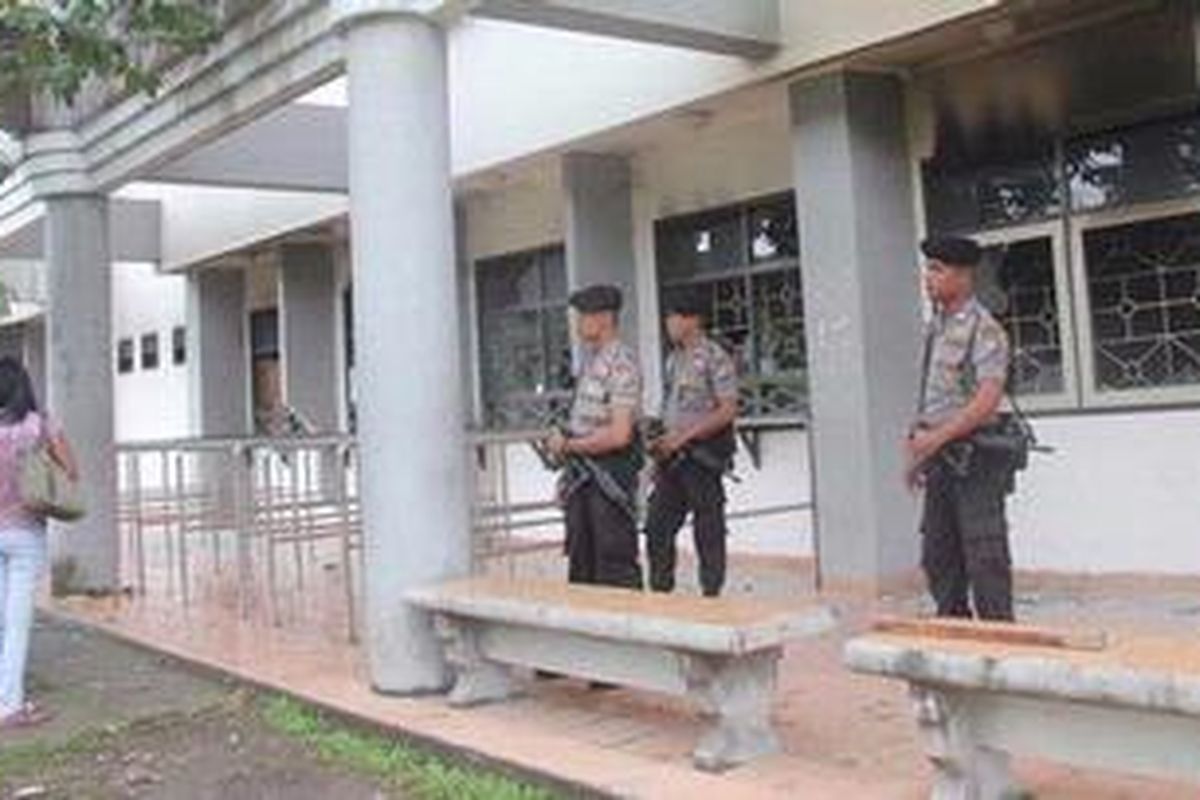 Kampus Universitas Pattimura mendapat penjagaan ketat dari aparat Kepolisian pascaaksi pembakaran yang terjadi, Rabu (6/7/2011).