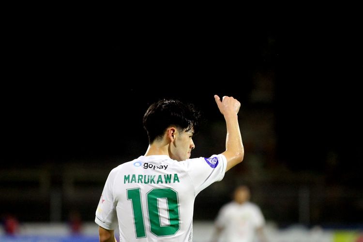 Pemain Persebaya Surabaya Taisei Marukawa saat pertandingan pekan 22 Liga 1 2021-2022 melawan PSIS Semarang yang berakhir dengan skor 0-0 di Stadion I Gusti Ngurah Rai Denpasar, Kamis (3/2/2021) malam.