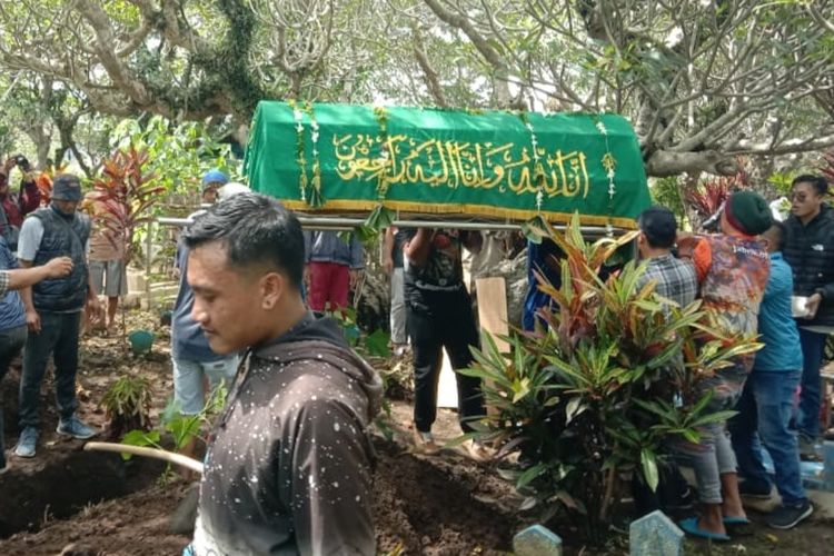 Jenazah Farzah Dwi Kurniawan (20) hendak dimakamkan di TPU Sudimoro pada Senin (24/10/2022) pagi. 