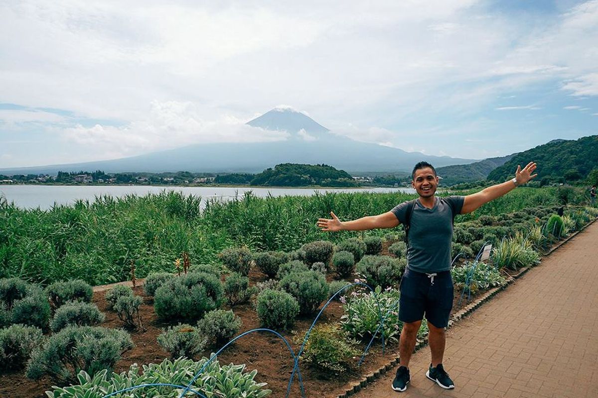 I Made Mahendra Budhiastra berpose di kawasan Kawaguchi, Jepang.