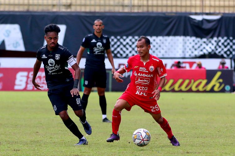 Pemain Persebaya Surabaya Alwi Slamat menjaga pemain Persija Jakarta Riko Simanjuntak saat pertandingan pekan ke-15 Liga 1 2022-2023 yang berakhir dengan skor 1-1 di Stadion Maguwoharjo Sleman, Jumat (16/11/2022) sore.