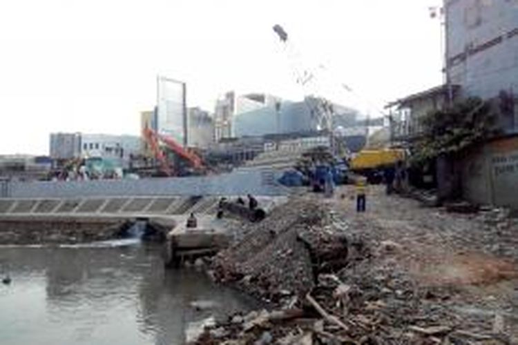 Kegiatan pemancangan untuk pembangunan sheet pile di tepi Kali Ciliwung, Kampung Pulo dimulai hari ini, Senin (24/8/2015). 