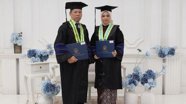 Cerita Ayah-Anak, Ardi dan Shafira Wisuda S2 Bareng di UNY