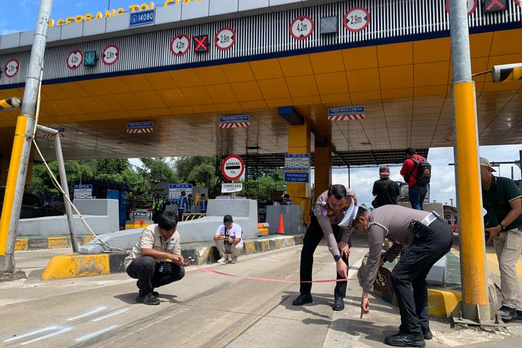 Polisi melakukan olah TKP di Gerbang Tol Ciawi 2