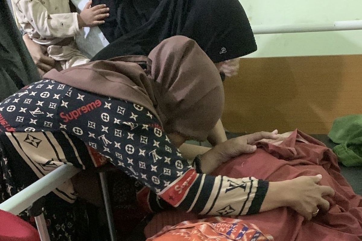 Salah satu korban saat hendak dibawa pulang oleh keluarganya