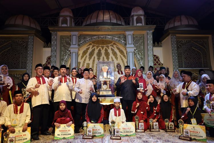 Kafilah Kaltim sebagai juara umum terlihat memborong piala MTQ Nasional XXX di Gelora Kadrie Oening, Samarinda, Minggu (15/9/2024). 