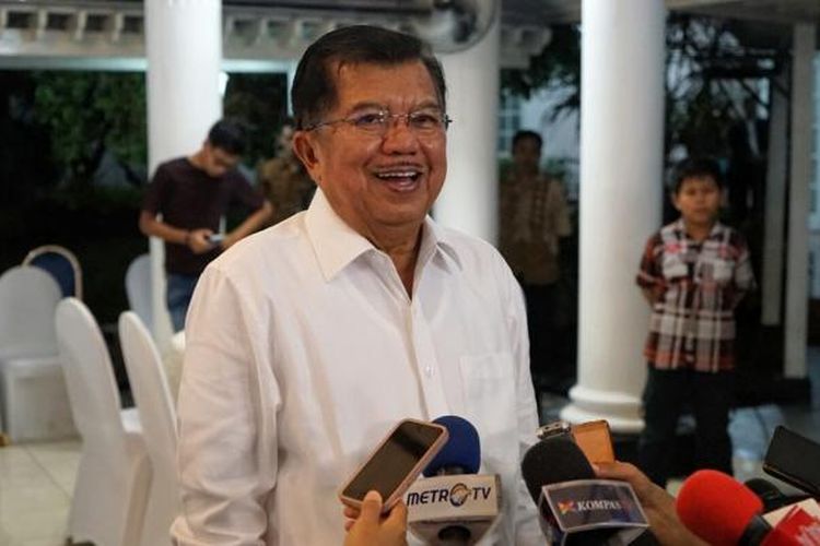 Wakil Presiden Jusuf Kalla usai menyaksikan pertandingan final Piala AFF 2016 antara Thailand melawan Indonesia di rumah dinasnya