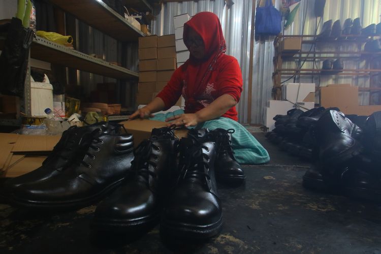 Jelang Tahun Ajaran Baru, Pengrajin Sepatu di Mojokerto Banjir Pesanan