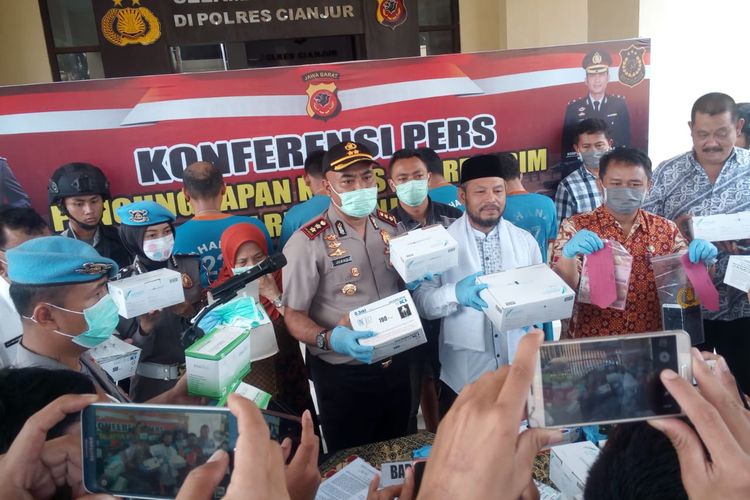 Polisi memerlihatkan barang bukti masker yang dicuri tiga oknum pegawai RSUD Pagelaran Cianjur, Jawa Barat dari tempat kerja mereka.