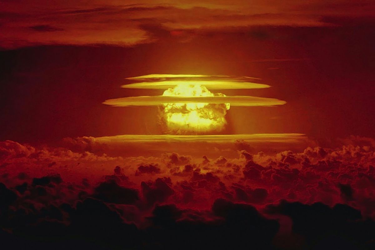 Awan berbentuk jamur dari uji coba nuklir Castle Bravo 1 Maret 1954