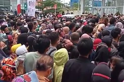 Tak Patut Ditiru, Antrean Vaksinasi yang Digelar Polda Jambi Membludak, Warga Berdesak-desakan