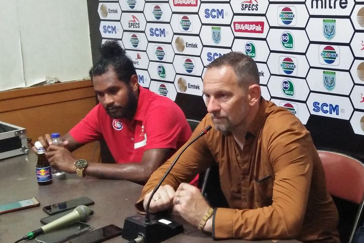 Pelatih Madura United, Dejan Antonic (kanan) dan Fandry Imbiri, usai pertandingan lawan Persela Lamongan.