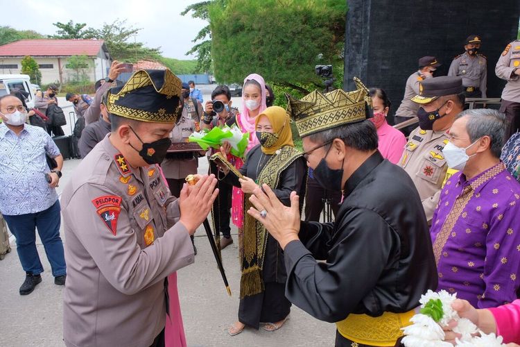 Kapolda Riau Irjen Pol Mohammad Iqbal saat disambut gubernur hingga tokoh masyarakat Riau di VVIP Bandara Internasional SSK II Pekanbaru, Sabtu (1/1/2022).