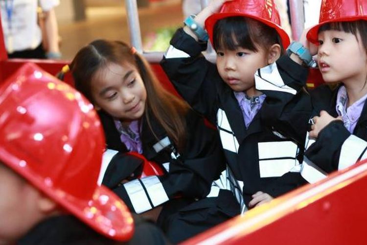 KidZania mengajak anak-anak menggapai impian mereka. Mulai dari pilot, ilmuwan, pemadam kebakaran, dokter, polisi, sampai aktor/aktris.