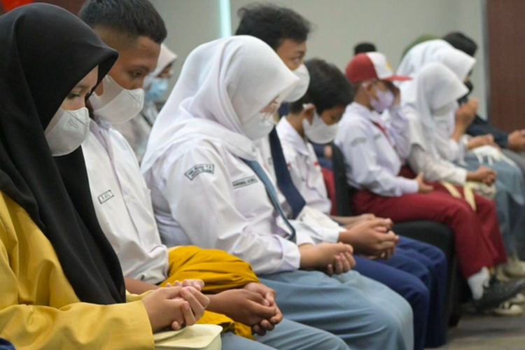 Salurkan bantuan beasiswa untuk 250 pelajar, PT Wijaya Karya (Persero) Tbk kucurkan hampir Rp 1 miliar.