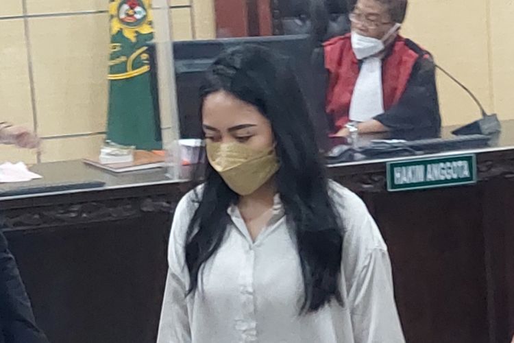Rachel Vennya saat mengikuti sidang perdana di Pengadilan Negeri Tangerang, Kota Tangerang, Jumat (10/12/2021).