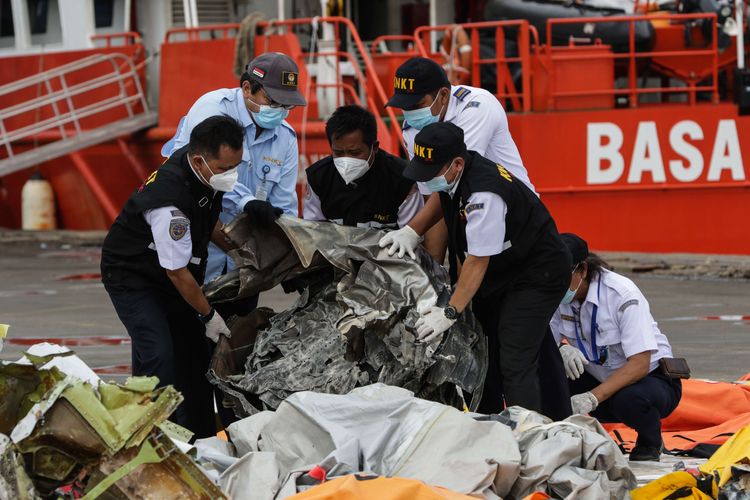 Petugas KNKT memeriksa bagian turbin pesawat Sriwijaya Air SJ 182 rute Jakarta - Pontianak yang jatuh di perairan Kepulauan Seribu di Posko SAR Sriwijaya Air, Dermaga JICT II, Tanjung Priok, Jakarta, Rabu (13/1/2021).