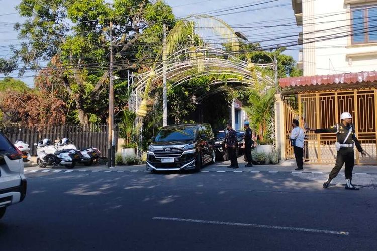 Janur kuning terpasang di gang masuk kediaman Presiden Jokowi di Sumber, Banjarsari, Solo, Jawa Tengah, pada Jumat (9/12/2022) pagi.