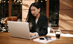 Pertemanan Perempuan di Kantor Berkontribusi pada Stabilitas Perusahaan