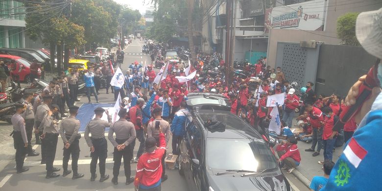 Kurir Sicepat berunjuk rasa di depan Kantor Pusat Sicepat di Juanda, Gambir, Jakarta Pusat, Selasa (20/9/2022) untuk menolak peralihan status karyawan menjadi mitra. 