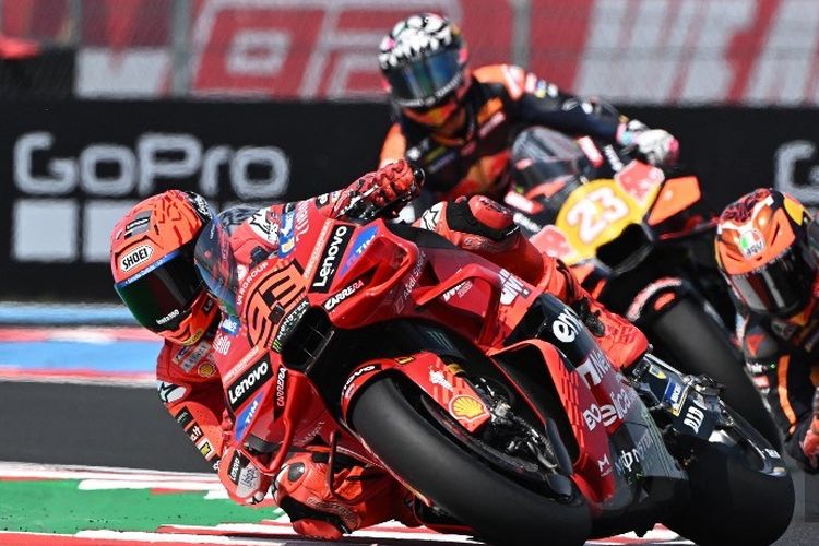 Pebalap Ducati Lenovo Team, Marc Marquez kala beraksi selama sesi kualifikasi MotoGP Hongaria 2025 di Sirkuit Balaton Park di Balatonfokajar, Hongaria, pada 23 Agustus 2025. (Foto oleh ATTILA KISBENEDEK / AFP)